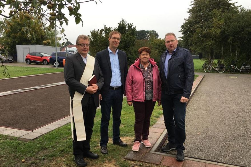 Segnung durch Herrrn Pastor Hasselmann. Weiterhin anwesend: Elisabeth Kruth, Bürgermeister Herr Gerdes und Samtgemeinde-Bürgermeister Herr Wocken